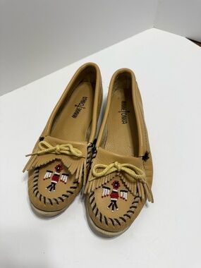 Minnetonka Women's Thunderbird Smooth Leather Boat Sole Moccasins, Beautiful 9